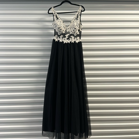 Elegant Blondie Nites black evening/prom dress in size 9 (juniors). - Picture 3 of 6